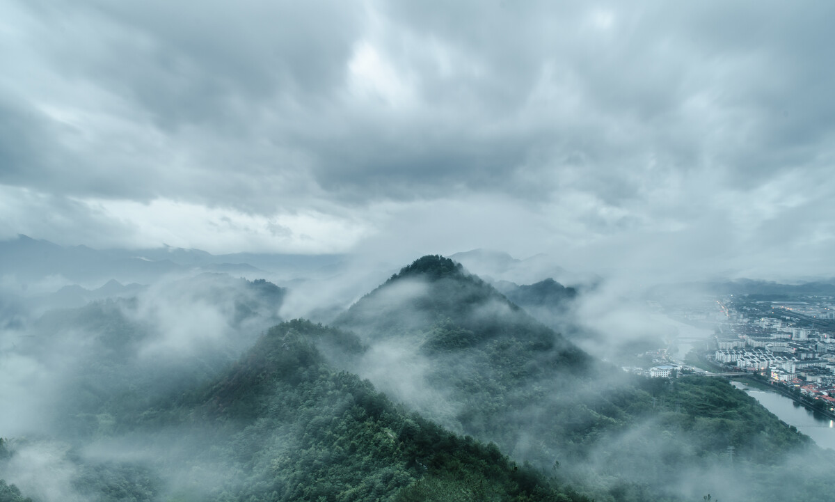 山中聽雨