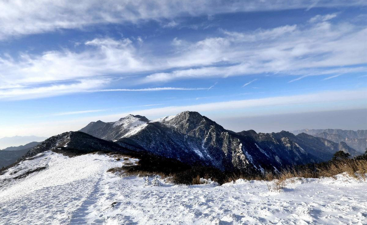 雪霽初晴時，積雪浮云端