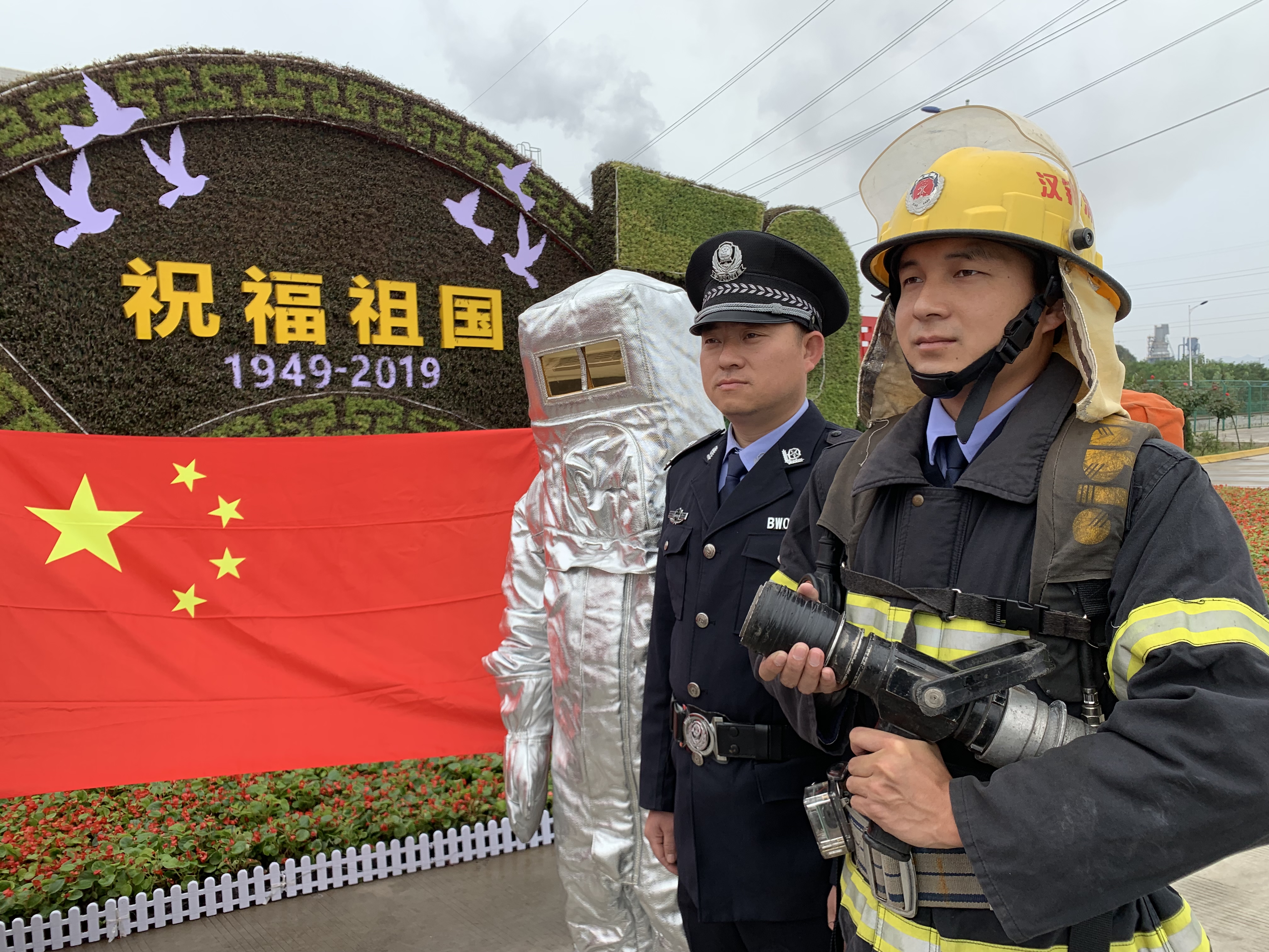 【鋼城文苑】我用忠誠 護(hù)您長(zhǎng)安 祝福祖國(guó) 繁榮昌盛